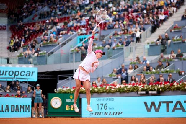 Mutua Madrid Open - Day Eleven Iga Swiatek of Poland serves against Madison Keys of United States during day eleven of the Mutua Madrid Open 2024 at Caja Magica on May 2, 2024, in Madrid, Spain. Madrid Caja Magica Madrid Spain RL_MMO24_01846 Copyright: xRicardoxLarreinax