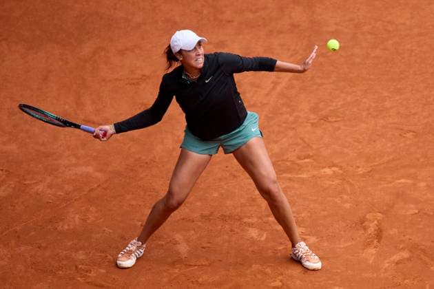 Mutua Madrid Open - Day Eleven Madison Keys of United States returns a shot against Iga Swiatek of Poland during day eleven of the Mutua Madrid Open 2024 at Caja Magica on May 2, 2024, in Madrid, Spain. Madrid Caja Magica Madrid Spain RL_MMO24_01850 Copyright: xRicardoxLarreinax