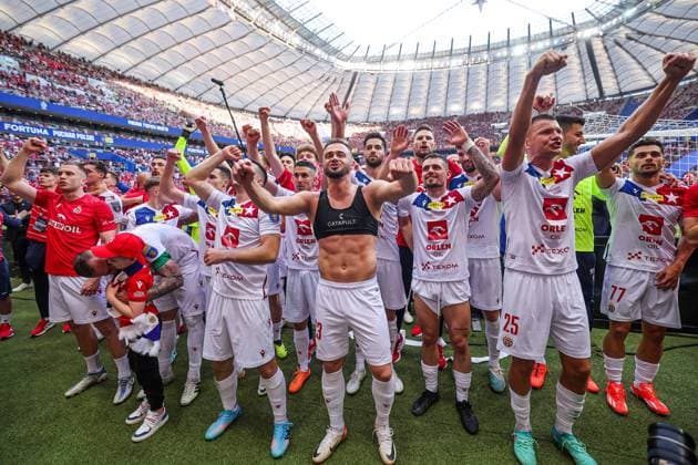Sport Themen der Woche KW18 Sport Bilder des Tages Fußball, Puchar Polski, Finale, Pogon Stettin - Wisla Krakau 02.05.2024 WARSZAWA, PGE NARODOWY PILKA NOZNA ( FOOTBALL ), FORTUNA PUCHAR POLSKI EDYCJA 2023 2024 FINAL FORTUNA PUCHARU POLSKI, PUCHAR TYSIACA DRUZYN MECZ POGON SZCZECIN - WISÅA KRAKOW NZ WISLA KRAKOW WYGRYWA PUCHAR POLSKI RADOSC, DEKORACJA PUCHAR ALAN URYGA, SZYMON SOBCZAK, IGOR LASICKI, DRUZYNA FOTO LUKASZ GROCHALA CYFRASPORT NEWSPIX.PL --- Newspix.pl  20240502CSLG304