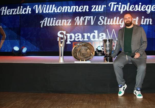 BAU 02.05.2024, Deutschland, Stuttgart Volleyball, Sparda-Welt, Triple-Sieger Allianz MTV Stuttgart feiert das Triple-Team in der Sparda-Welt Stuttgart, Trainer Konstantin Bitter
