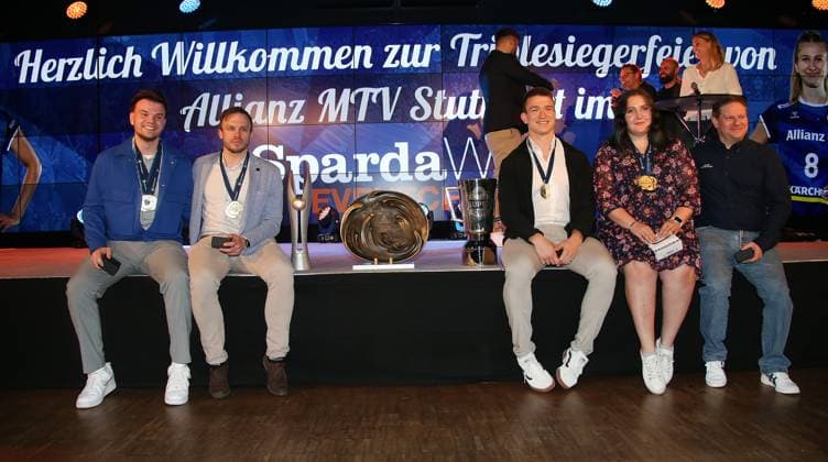BAU 02.05.2024, Deutschland, Stuttgart Volleyball, Sparda-Welt, Triple-Sieger Allianz MTV Stuttgart feiert das Triple-Team in der Sparda-Welt Stuttgart, Trainer und Betreuerteam