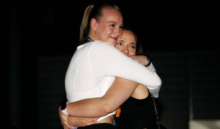 BAU 02.05.2024, Deutschland, Stuttgart Volleyball, Sparda-Welt, Triple-Sieger Allianz MTV Stuttgart feiert das Triple-Team in der Sparda-Welt Stuttgart, Michelle Schwerdtner, Roosa Koskelo