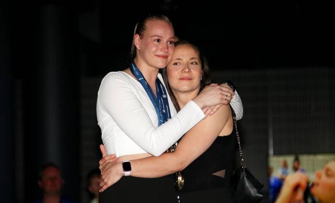 BAU 02.05.2024, Deutschland, Stuttgart Volleyball, Sparda-Welt, Triple-Sieger Allianz MTV Stuttgart feiert das Triple-Team in der Sparda-Welt Stuttgart, Michelle Schwerdtner, Roosa Koskelo