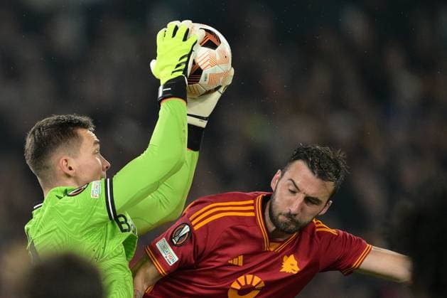 Leverkusen s goalkeeper Matej Kovar and Roma s Bryan Cristante in action during the UEFA Europa League semifinal first leg soccer match between AS Roma and Bayer 04 Leverkusen at the Olympic stadium in Rome, Italy, Thursday, May 2, 2024. (Alfredo Falcone LaPresse)  Copyright: xAlfredoxFalcone LaPressex
