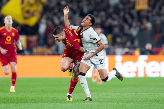 AS Roma v Bayer 04 Leverkusen - Semi-Final First Leg - UEFA Europa League 2023 24 Gianluca Mancini of AS Roma and Amine Adli of Bayer 04 Leverkusen fight for the ball during the UEFA Europa League 2023 24 Semi-Final first leg match between AS Roma and Bayer 04 Leverkusen at Stadio Olimpico on May 2, 2024 in Rome, Italy. Rome Stadio Olimpico Rome Italy Copyright: xGiuseppexMaffiax UEL_Roma-BayerLeverkusen_020524_DSC0554