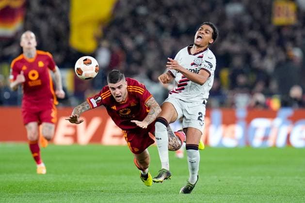 AS Roma v Bayer 04 Leverkusen - Semi-Final First Leg - UEFA Europa League 2023 24 Gianluca Mancini of AS Roma and Amine Adli of Bayer 04 Leverkusen fight for the ball during the UEFA Europa League 2023 24 Semi-Final first leg match between AS Roma and Bayer 04 Leverkusen at Stadio Olimpico on May 2, 2024 in Rome, Italy. Rome Stadio Olimpico Rome Italy Copyright: xGiuseppexMaffiax UEL_Roma-BayerLeverkusen_020524_DSC0565