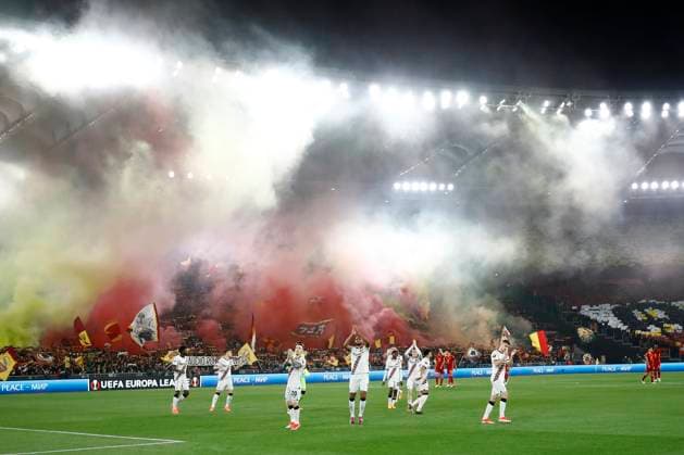 Sport Bilder des Tages . Bayer 04 Leverkusen players greet the fans before the start of the match, UEFA Europa League 2023 2024 - Semifinals first leg, AS Roma vs Bayer 04 Leverkusen, Olimpico Stadium, May 2, 2024, Rome, Italy.
