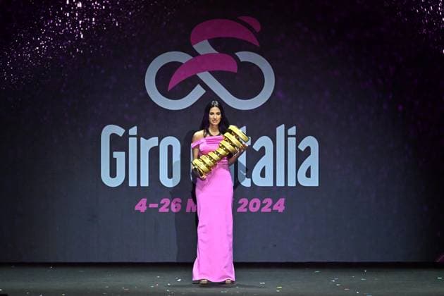 Sport Themen der Woche KW18 Sport Bilder des Tages Radsport, Giro d Italia Präsentation in Turin May 2, 2024, Torino, ITALY: The trophy on display during the team presentation for the 2024 Giro d Italia cycling race in Torino, Italy, 02 May 2024. The 107th edition of the Giro d Italia will take place from 04 through 26 May 2024. ANSA LUCA ZENNARO. ITALY CYCLING GIRO D ITALIA  - ZUMAa110 20240502_zaf_a110_050 Copyright: xZenx