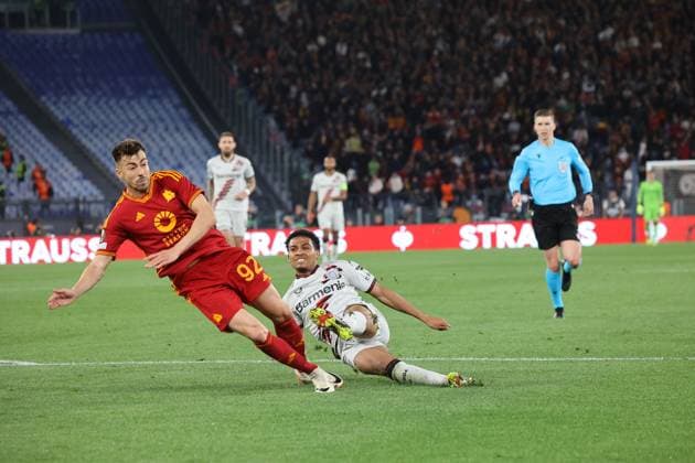 Amine Adli (Bayer 04 Leverkusen, 21), Stephan El Shaarawy (AS Rom, 92), AS Rom vs. Bayer 04 Leverkusen, Europa-League, Halbfinale, Hinspiel, Saison 2023-24, 02.05.2024, ITA, AS Rom vs. Bayer 04 Leverkusen, Europa-League, Halbfinale, Hinspiel, Saison 2023-24, 02.05.2024, Rom Copyright: xEibner-Pressefoto JoergxNiebergallx EP_JNL