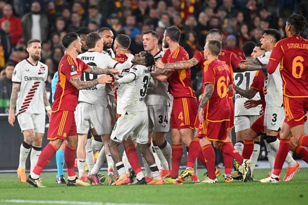 Rom, Olimpico, 02.05.24, GER, Herren, UEFA Europa League, Saison 2023-2024, Halbfinale, AS Rom - Bayer 04 Leverkusen Bild: Rudelbildung nach dem Tor zum 0:2 durch Robert ANDRICH (Leverkusen) Only for editorial use! UEFA regulations prohibit any use of photographs as image sequences and or quasi-video. Italien