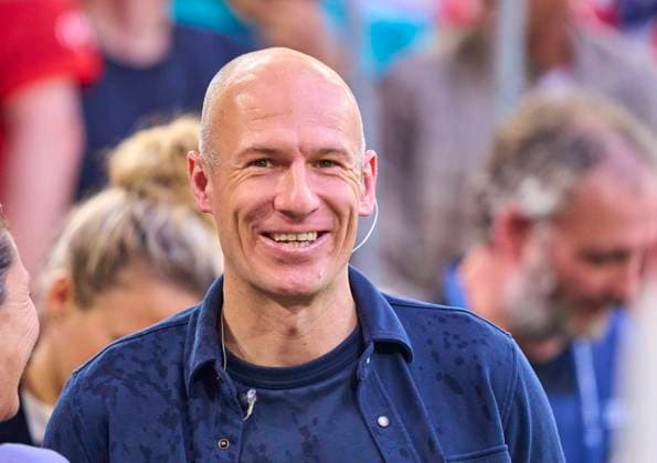 Arjen Robben got wet by the pitch watering in the semi final match FC BAYERN MUENCHEN - REAL MADRID 2-2 of football UEFA Champions League in season 2023 2024 in Munich, Apr 30, 2024. Halbfinale,, FCB, München