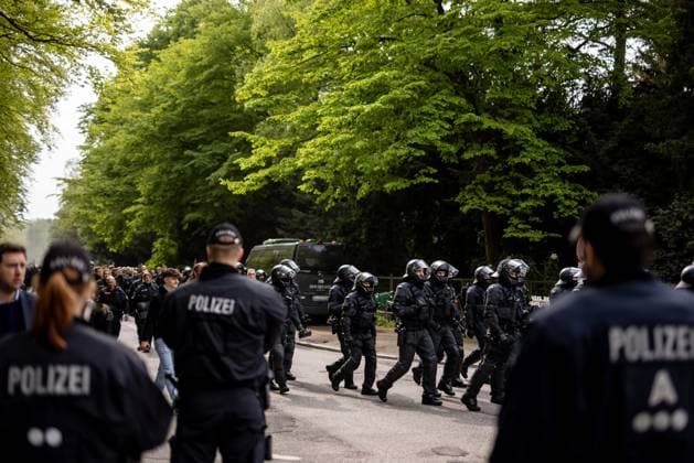 Hamburg, 3. Mai 2024 - Fußball, 2. Bundesliga 2023 24, Hamburger SV - FC St. Pauli: Fans des FC St. Pauli marschieren unter Aufsicht der Polizei ins Hamburger Volksparkstadion DFL REGULATIONS PROHIBIT ANY USE OF PHOTOGRAPHS AS IMAGE SEQUENCES AND OR QUASI-VIDEO.