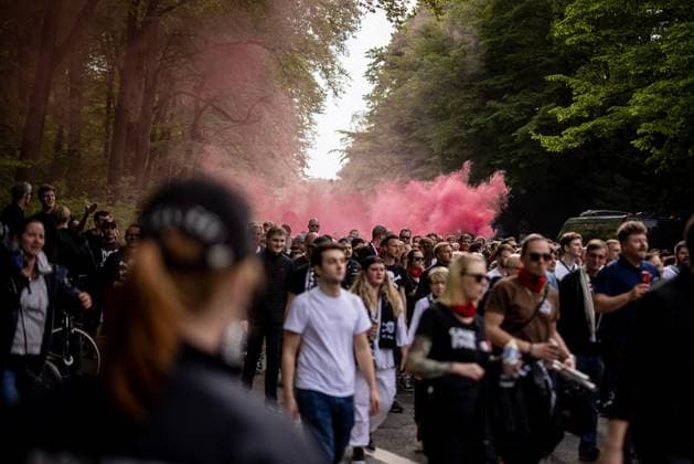 Hamburg, 3. Mai 2024 - Fußball, 2. Bundesliga 2023 24, Hamburger SV - FC St. Pauli: Fans des FC St. Pauli marschieren unter Aufsicht der Polizei ins Hamburger Volksparkstadion DFL REGULATIONS PROHIBIT ANY USE OF PHOTOGRAPHS AS IMAGE SEQUENCES AND OR QUASI-VIDEO.