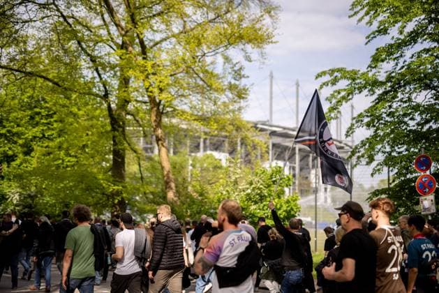 Hamburg, 3. Mai 2024 - Fußball, 2. Bundesliga 2023 24, Hamburger SV - FC St. Pauli: Fans des FC St. Pauli marschieren ins Hamburger Volksparkstadion DFL REGULATIONS PROHIBIT ANY USE OF PHOTOGRAPHS AS IMAGE SEQUENCES AND OR QUASI-VIDEO.