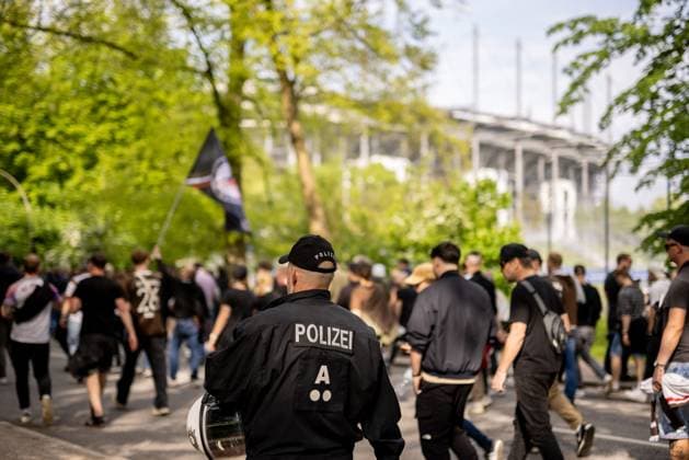 Hamburg, 3. Mai 2024 - Fußball, 2. Bundesliga 2023 24, Hamburger SV - FC St. Pauli: Fans des FC St. Pauli marschieren unter Aufsicht der Polizei ins Hamburger Volksparkstadion DFL REGULATIONS PROHIBIT ANY USE OF PHOTOGRAPHS AS IMAGE SEQUENCES AND OR QUASI-VIDEO.