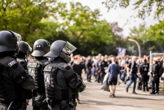 Hamburg, 3. Mai 2024 - Fußball, 2. Bundesliga 2023 24, Hamburger SV - FC St. Pauli: Fans des FC St. Pauli marschieren unter Aufsicht der Polizei ins Hamburger Volksparkstadion DFL REGULATIONS PROHIBIT ANY USE OF PHOTOGRAPHS AS IMAGE SEQUENCES AND OR QUASI-VIDEO.