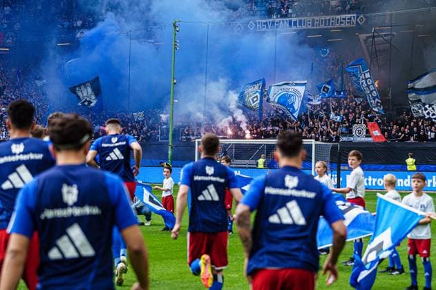 Pyrotechnik Begalo Fans Ultras Hamburger SV beim Aufwaermen GER, Hamburger SV vs. FC St. Pauli, Fussball, 2. Bundesliga, Spieltag 32, Saison 2023 2024, 03.05.2024 DFL REGULATIONS PROHIBIT ANY USE OF PHOTOGRAPHS AS IMAGE SEQUENCES AND OR QUASI-VIDEO GER, Hamburger SV vs. FC St. Pauli, Fussball, 2. Bundesliga, Spieltag 32, Saison 2023 2024, 03.05.2024 Hamburg