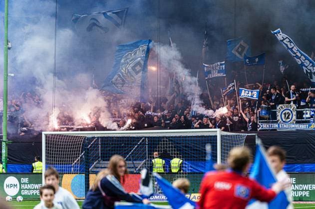 Pyrotechnik Begalo Fans Ultras Hamburger SV GER, Hamburger SV vs. FC St. Pauli, Fussball, 2. Bundesliga, Spieltag 32, Saison 2023 2024, 03.05.2024 DFL REGULATIONS PROHIBIT ANY USE OF PHOTOGRAPHS AS IMAGE SEQUENCES AND OR QUASI-VIDEO GER, Hamburger SV vs. FC St. Pauli, Fussball, 2. Bundesliga, Spieltag 32, Saison 2023 2024, 03.05.2024 Hamburg