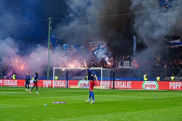 Pyrotechnik Begalo Fans Ultras Hamburger SV GER, Hamburger SV vs. FC St. Pauli, Fussball, 2. Bundesliga, Spieltag 32, Saison 2023 2024, 03.05.2024 DFL REGULATIONS PROHIBIT ANY USE OF PHOTOGRAPHS AS IMAGE SEQUENCES AND OR QUASI-VIDEO GER, Hamburger SV vs. FC St. Pauli, Fussball, 2. Bundesliga, Spieltag 32, Saison 2023 2024, 03.05.2024 Hamburg