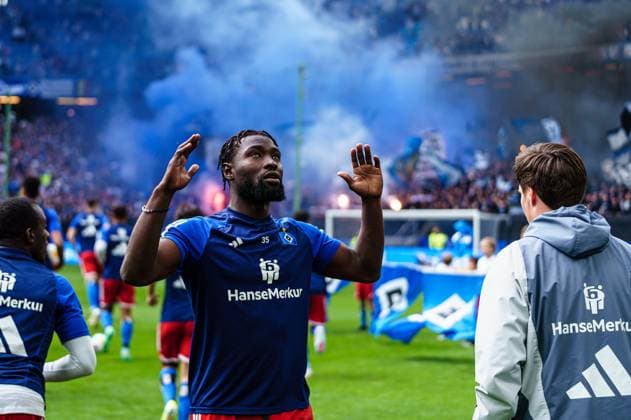 Sport Bilder des Tages Stephan Ambrosius (Hamburger SV, 35) betet GER, Hamburger SV vs. FC St. Pauli, Fussball, 2. Bundesliga, Spieltag 32, Saison 2023 2024, 03.05.2024 DFL REGULATIONS PROHIBIT ANY USE OF PHOTOGRAPHS AS IMAGE SEQUENCES AND OR QUASI-VIDEO GER, Hamburger SV vs. FC St. Pauli, Fussball, 2. Bundesliga, Spieltag 32, Saison 2023 2024, 03.05.2024 Hamburg