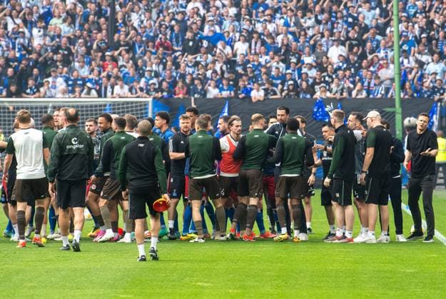 Fussball, Herren, Saison 2023 2024, 2. Bundesliga (32. Spieltag), Hamburger SV - FC St. Pauli, Spieler beider Mannschaften geraten beim Aufwärmen aneinander, 03.05. 2024,