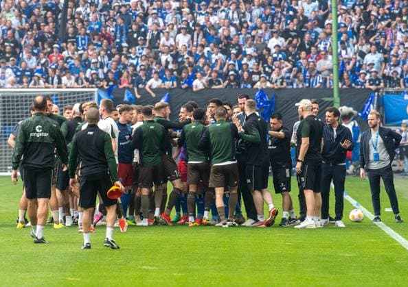 Fussball, Herren, Saison 2023 2024, 2. Bundesliga (32. Spieltag), Hamburger SV - FC St. Pauli, Spieler beider Mannschaften geraten beim Aufwärmen aneinander, 03.05. 2024,