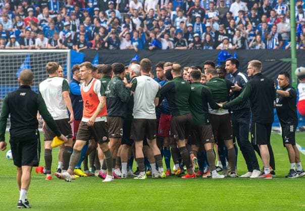 Fussball, Herren, Saison 2023 2024, 2. Bundesliga (32. Spieltag), Hamburger SV - FC St. Pauli, Spieler beider Mannschaften geraten beim Aufwärmen aneinander, 03.05. 2024,