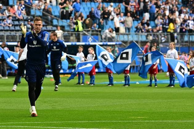 Fußball I Herren I 2023-2024 I 2. Bundesliga I 32. Spieltag I Hamburger SV - FC St. Pauli I 3.5.2024 Matheo Raab (19, Hamburger SV)läuft ein zum warm up, Hintergrund Fahnenschwenkende Kinder Hamburg Volksparkstadion Hamburg Deutschland