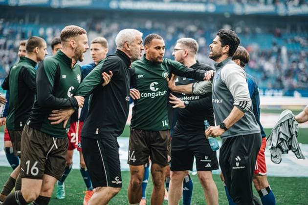 Sport Bilder des Tages Fußball Männer Saison 2023 2024 2. Fußball-Bundesliga 32. Spieltag Hamburger SV vs. FC St. Pauli 03.05.2024 Peter Nemeth (links, FC St. Pauli) und Sebastian Capel (Reha-Trainer HSV) rechts geraten vor dem Spiel aneinander Hamburg Volksparkstadion Hamburg Deutschland