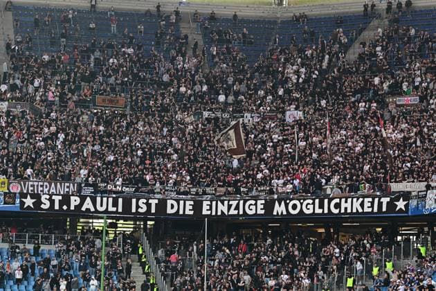Fußball I Herren I 2023-2024 I 2. Bundesliga I 32. Spieltag I Hamburger SV - FC St. Pauli I 3.5.2024 St. Pauli ist die einzige Möglichkeit - Fanchoreo, Tribüne, Gästeblock, Fanbloc Hamburg Volksparkstadion Hamburg Deutschland