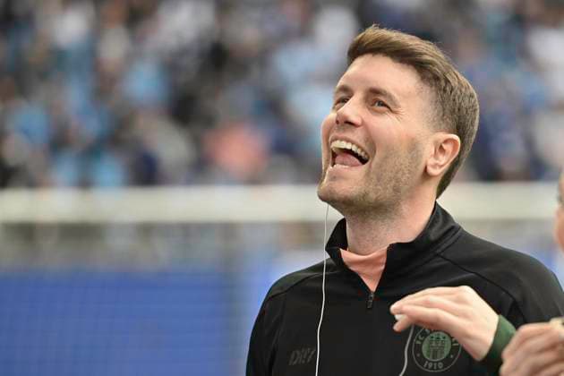 GER; 2. FBL,, Hamburger SV vs FC St.Pauli 03.05.2024, Volksparkstadion, Hamburg, GER; 2. FBL, Hamburger SV vs FC St.Pauli im Bild Trainer Fabian Huerzeler (Hürzeler Paulli) lachend vor dem Spiel