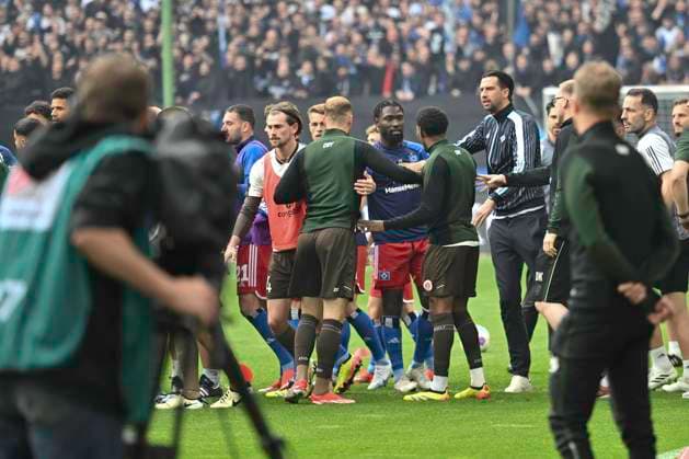 GER; 2. FBL,, Hamburger SV vs FC St.Pauli 03.05.2024, Volksparkstadion, Hamburg, GER; 2. FBL, Hamburger SV vs FC St.Pauli im Bild Vor dem Spiel beim Aufwaermen gibt es schon auf dem Platz eine Auseinandersetzung zwischen den HSV-Spielern und den Pauli-Spielern