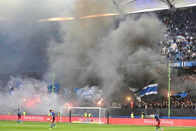 GER; 2. FBL,, Hamburger SV vs FC St.Pauli 03.05.2024, Volksparkstadion, Hamburg, GER; 2. FBL, Hamburger SV vs FC St.Pauli im Bild Feature die Fans vom HSV zuenden vor dem Spiel Pyrotechnik