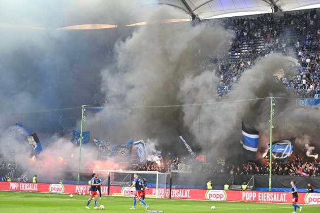 GER; 2. FBL,, Hamburger SV vs FC St.Pauli 03.05.2024, Volksparkstadion, Hamburg, GER; 2. FBL, Hamburger SV vs FC St.Pauli im Bild Feature die Fans vom HSV zuenden vor dem Spiel Pyrotechnik