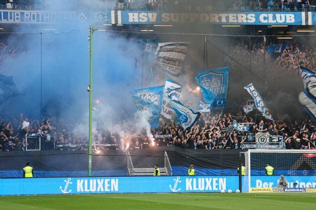 2. Bundesliga - Hamburger SV - FC St. Pauli am 03.05.2024 im Volksparkstadion in Hamburg Die Fans des Hamburger SV zünden Pyrotechnik
