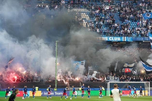 2. Bundesliga - Hamburger SV - FC St. Pauli am 03.05.2024 im Volksparkstadion in Hamburg Die Fans des Hamburger SV zünden Pyrotechnik