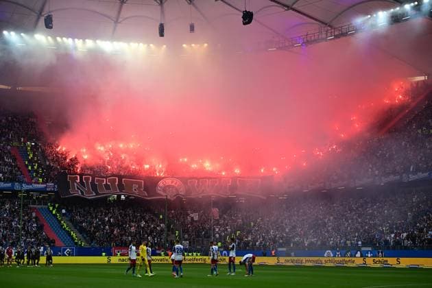 Fußball I Herren I 2023-2024 I 2. Bundesliga I 32. Spieltag I Hamburger SV - FC St. Pauli I 3.5.2024 Pyrotechnik im St. Pauli Fanblock Hamburg Volksparkstadion Hamburg Deutschland