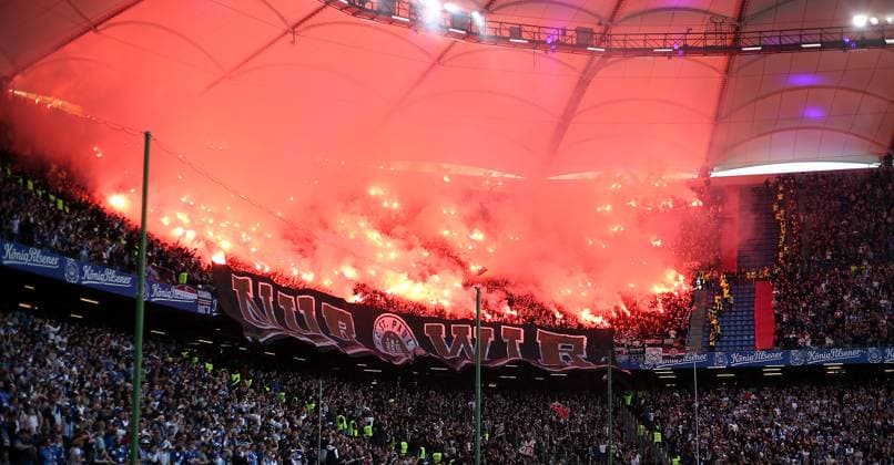 03.05.2024, Fussball 2. Bundesliga 2023 2024, 32. Spieltag, Hamburger SV - FC St. Pauli , im Volksparkstadion Hamburg. Pyro im Gästefanblock von FC St. Pauli