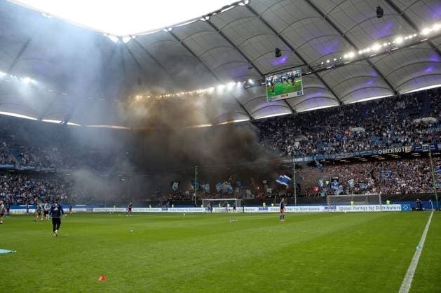 03.05.2024, xtgx, Fussball - 2.Bundesliga, Hamburger SV - FC St.Pauli emspor, v.l. Symbolfoto, Symbolbild, Fans vom HSV zuenden Pyro, Pyrotechnik, Rauch, Nebel (DFL DFB REGULATIONS PROHIBIT ANY USE OF PHOTOGRAPHS as IMAGE SEQUENCES and or QUASI-VIDEO) Hamburg
