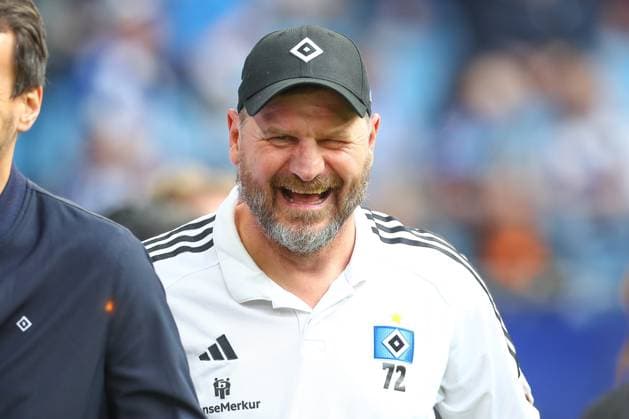 03.05.2024, xtgx, Fussball - 2.Bundesliga, Hamburger SV - FC St.Pauli emspor, v.l. Steffen Baumgart (HSV, Trainer) lacht, laechelt, positiv, zufrieden (DFL DFB REGULATIONS PROHIBIT ANY USE OF PHOTOGRAPHS as IMAGE SEQUENCES and or QUASI-VIDEO) Hamburg