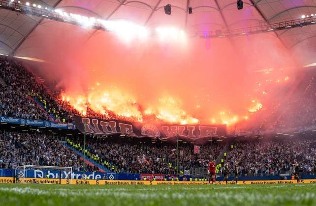 Fussball, Herren, Saison 2023 2024, 2. Bundesliga (32. Spieltag), Hamburger SV - FC St. Pauli, Fans von St. Pauli zünden Pyrotechnik, 03.05. 2024,