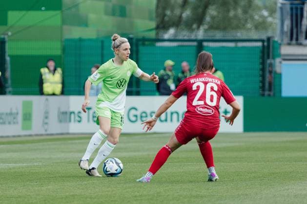 Wolfsburg, Deutschland 03. Mai 2024: 1. BL - Frauen - 2023 2024 - VfL Wolfsburg vs. 1. FC Köln Im Bild: v. li. im Zweikampf Svenja Huth (Wolfsburg) und Martyna Wiankowska (Koeln) DFB regulations prohibit any use of photographs as image sequences and or quasi-video AOK Stadion Niedersachsen Copyright: xFotostandx xNiewelerx