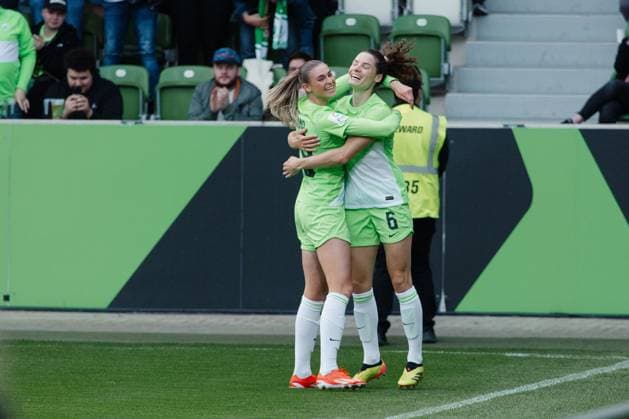 Wolfsburg, Deutschland 03. Mai 2024: 1. BL - Frauen - 2023 2024 - VfL Wolfsburg vs. 1. FC Köln Im Bild: Dominique Jansen (Wolfsburg) jubelt nach ihrem Tor zum 1:0 mit ihren Mannschaftskollegen, DFB regulations prohibit any use of photographs as image sequences and or quasi-video AOK Stadion Niedersachsen Copyright: xFotostandx xNiewelerx