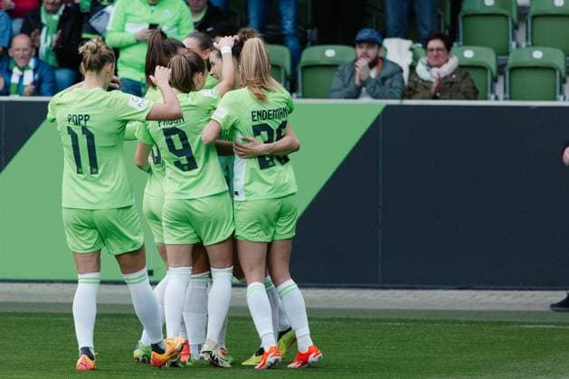 Wolfsburg, Deutschland 03. Mai 2024: 1. BL - Frauen - 2023 2024 - VfL Wolfsburg vs. 1. FC Köln Im Bild: Dominique Jansen (Wolfsburg) jubelt nach ihrem Tor zum 1:0 mit ihren Mannschaftskollegen, DFB regulations prohibit any use of photographs as image sequences and or quasi-video AOK Stadion Niedersachsen Copyright: xFotostandx xNiewelerx