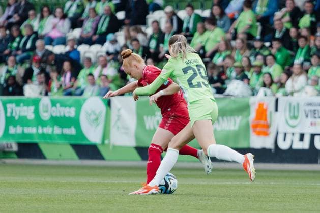 Wolfsburg, Deutschland 03. Mai 2024: 1. BL - Frauen - 2023 2024 - VfL Wolfsburg vs. 1. FC Köln Im Bild: v. li. im Zweikampf Laura Vogt (Koeln) und Jule Brand (Wolfsburg) DFB regulations prohibit any use of photographs as image sequences and or quasi-video AOK Stadion Niedersachsen Copyright: xFotostandx xNiewelerx