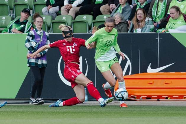 Wolfsburg, Deutschland 03. Mai 2024: 1. BL - Frauen - 2023 2024 - VfL Wolfsburg vs. 1. FC Köln Im Bild: v. li. im Zweikampf Celina Degen (Koeln) und Jule Brand (Wolfsburg) DFB regulations prohibit any use of photographs as image sequences and or quasi-video AOK Stadion Niedersachsen Copyright: xFotostandx xNiewelerx