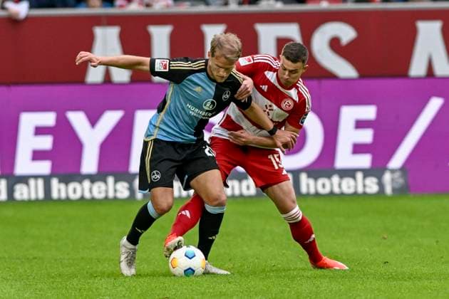 v. li. im Zweikampf Sebastian Andersson ( 20, 1.FC Nuernberg) Tim Oberdorf ( 15, Fortuna Duesseldorf) 03.05.2024 Fussball Fortuna Duesseldorf vs 1. FC Nuernberg , Merkur Spiel-Arena, Duesseldorf, DFB DFL REGULATIONS PROHIBIT ANY USE OF PHOTOGRAPHS AS IMAGE SEQUENCES AND OR QUASI-VIDEO NRW Germany