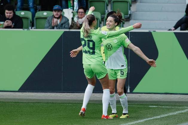 Wolfsburg, Deutschland 03. Mai 2024: 1. BL - Frauen - 2023 2024 - VfL Wolfsburg vs. 1. FC Köln Im Bild: Dominique Jansen (Wolfsburg) jubelt nach ihrem Tor zum 1:0 mit ihren Mannschaftskollegen, DFB regulations prohibit any use of photographs as image sequences and or quasi-video AOK Stadion Niedersachsen Copyright: xFotostandx xNiewelerx
