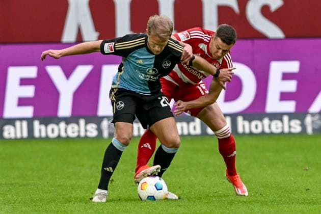v. li. im Zweikampf Sebastian Andersson ( 20, 1.FC Nuernberg) Tim Oberdorf ( 15, Fortuna Duesseldorf) 03.05.2024 Fussball Fortuna Duesseldorf vs 1. FC Nuernberg , Merkur Spiel-Arena, Duesseldorf, DFB DFL REGULATIONS PROHIBIT ANY USE OF PHOTOGRAPHS AS IMAGE SEQUENCES AND OR QUASI-VIDEO NRW Germany