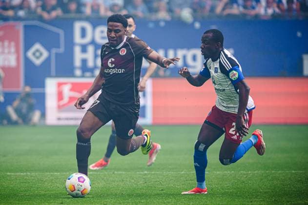 Oladapo Afolayan (FC St. Pauli, 17), Jean-Luc Dompe (Hamburger SV, 27) GER, Hamburger SV vs. FC St. Pauli, Fussball, 2. Bundesliga, Spieltag 32, Saison 2023 2024, 03.05.2024 DFL REGULATIONS PROHIBIT ANY USE OF PHOTOGRAPHS AS IMAGE SEQUENCES AND OR QUASI-VIDEO GER, Hamburger SV vs. FC St. Pauli, Fussball, 2. Bundesliga, Spieltag 32, Saison 2023 2024, 03.05.2024 Hamburg